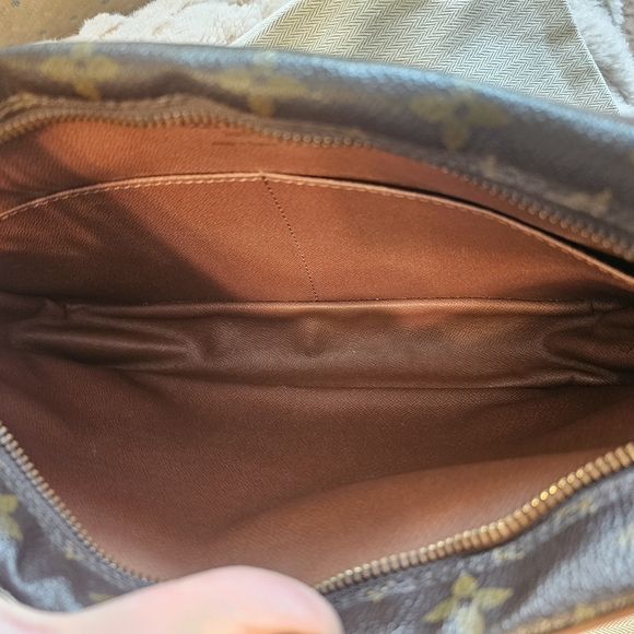 LOUIS VUITTON Compiegne 28 Clutch Bag - Picture 4 of 16